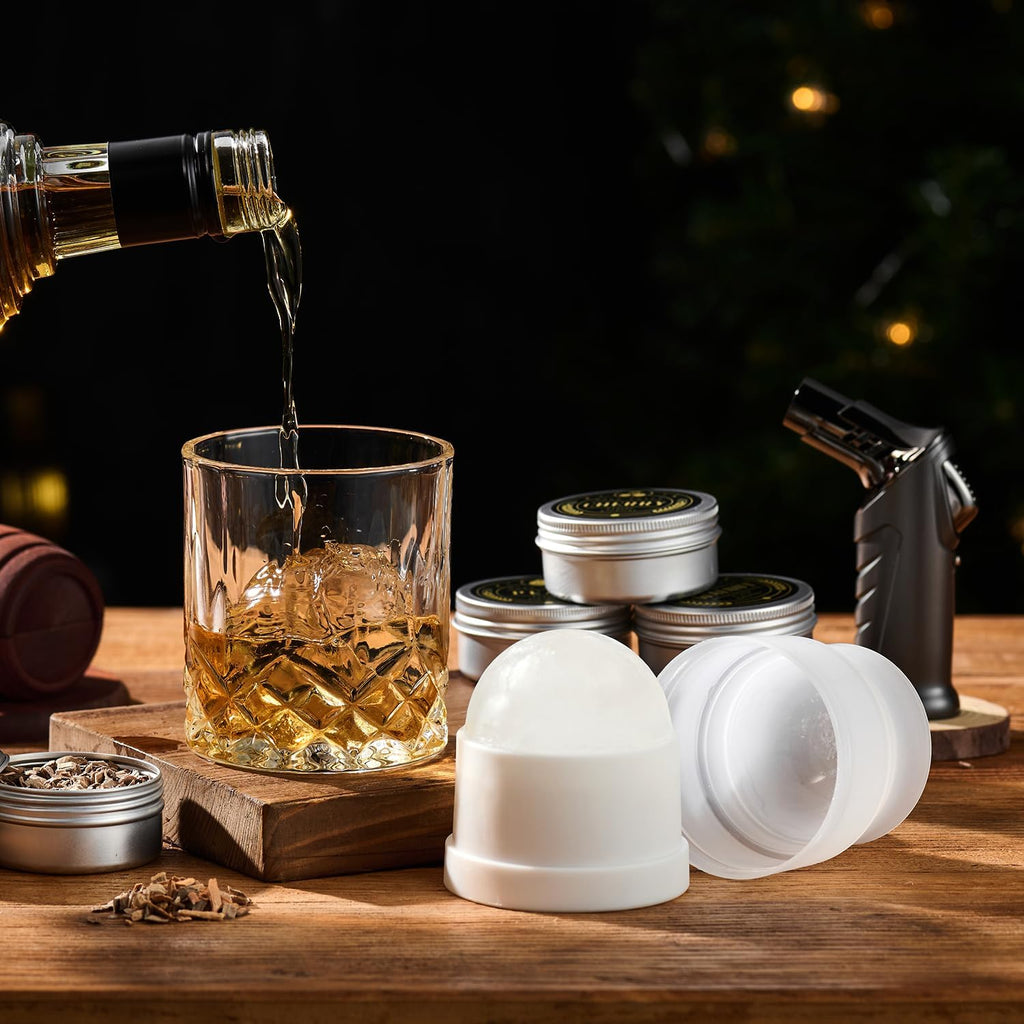 Deux moules à glaçons sphériques et un verre à whisky